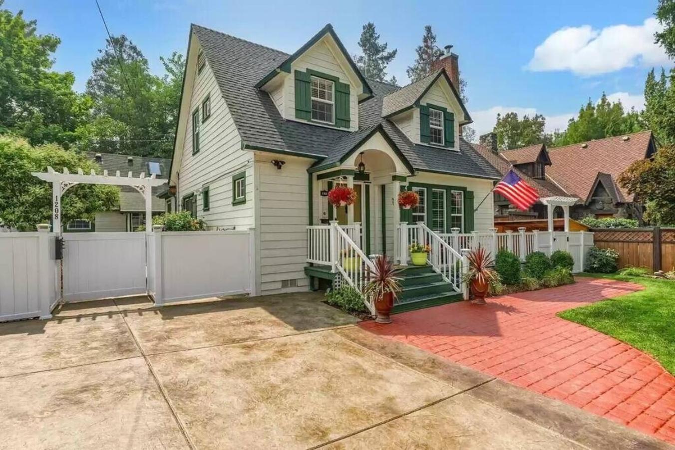 1930S Queen Anne Historic Downtown Retreat Medford Exterior photo